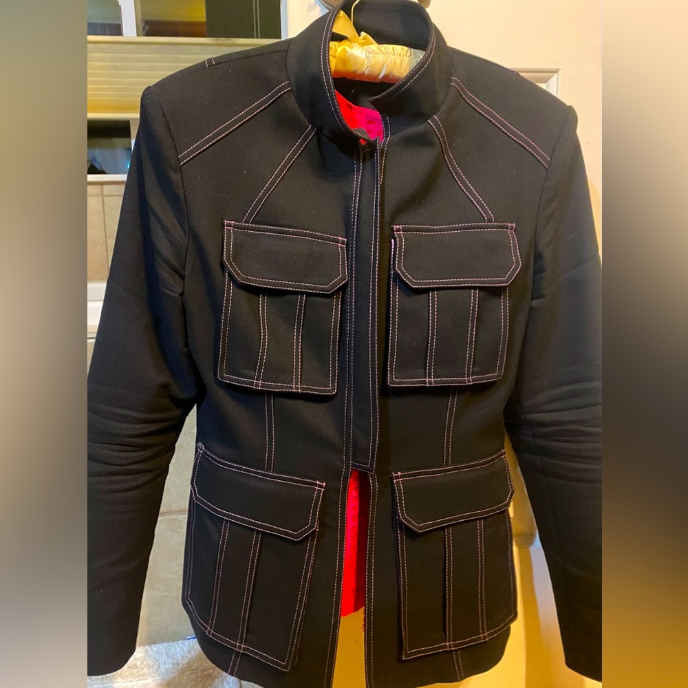 Structured blazer, tailored fit, with pink lining. Casual or as business suit.
